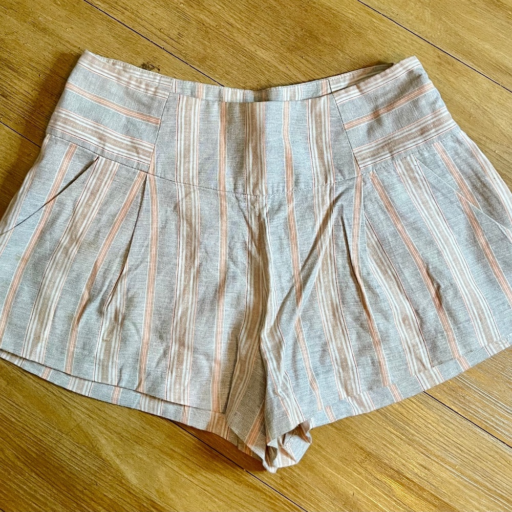 Wide band waist shorts with side zipper